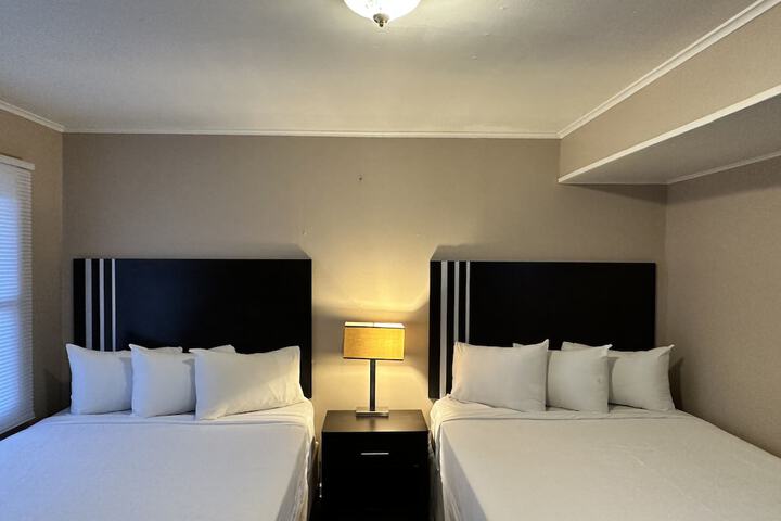 2 Queen Beds (6 of 8)