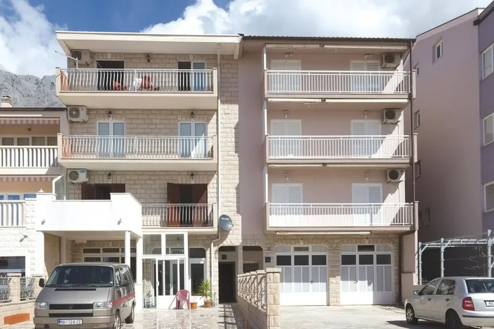 Nice Home in Makarska With Wifi and 2 Bedrooms