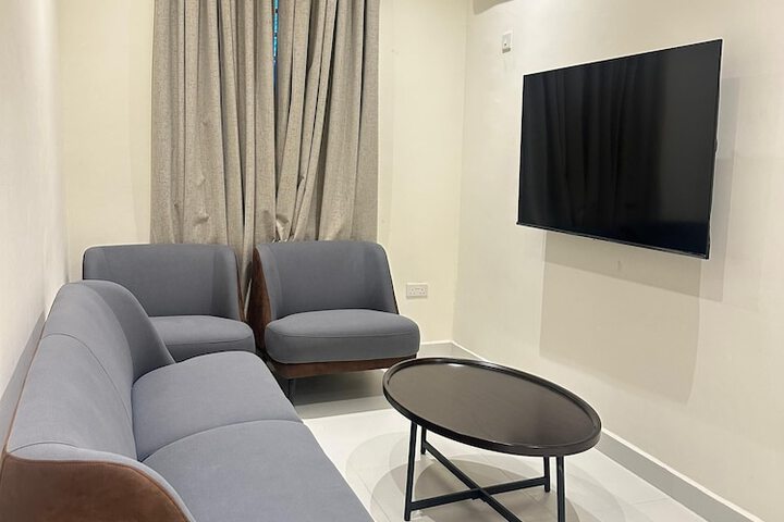 Room 7 of 12