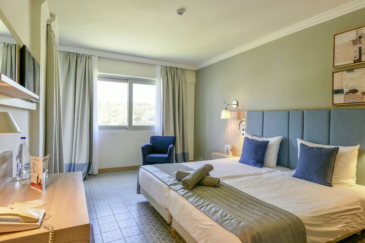 Room 25 of 104