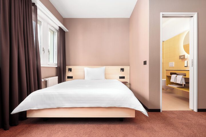 Room 13 of 25