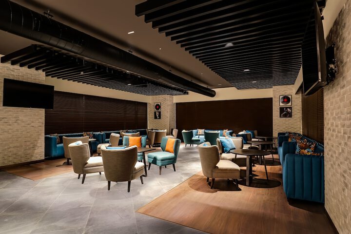 Lounge 50 of 94