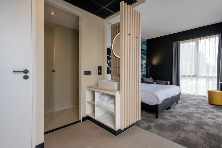 Room 3 of 8