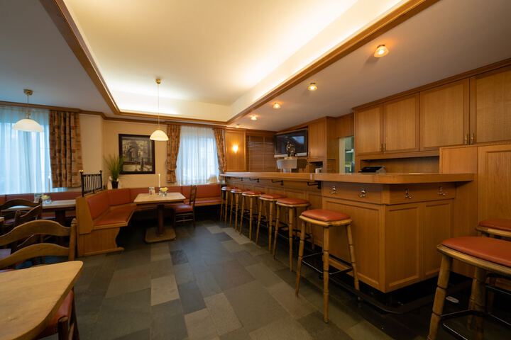 Lounge 8 of 11