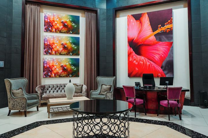Lounge 32 of 58