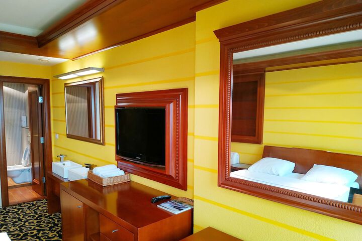 Room 16 of 18