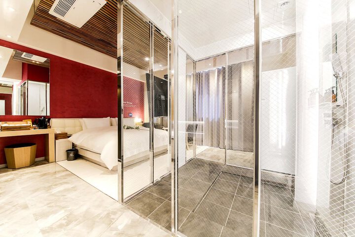 Room 18 of 74