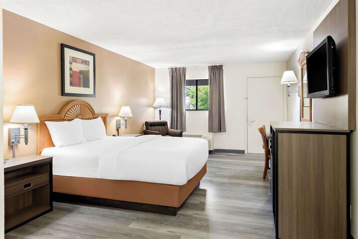 2 Queen Beds (14 of 15)