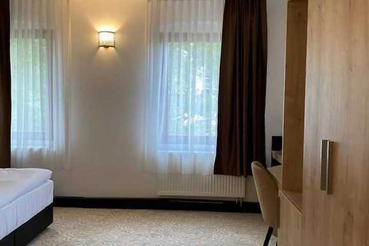 Room 6 of 12
