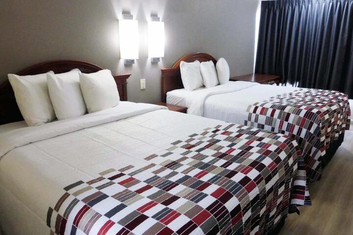 Deluxe 2 Queen Beds (3 of 8)