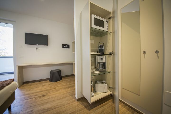 Room 9 of 102