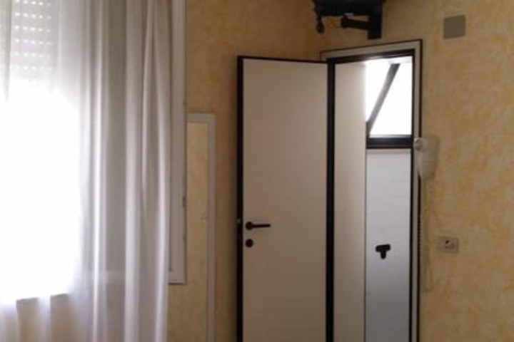 Room 8 of 34
