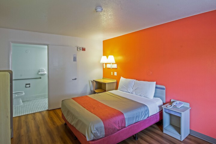 1 Queen Bed (9 of 9)