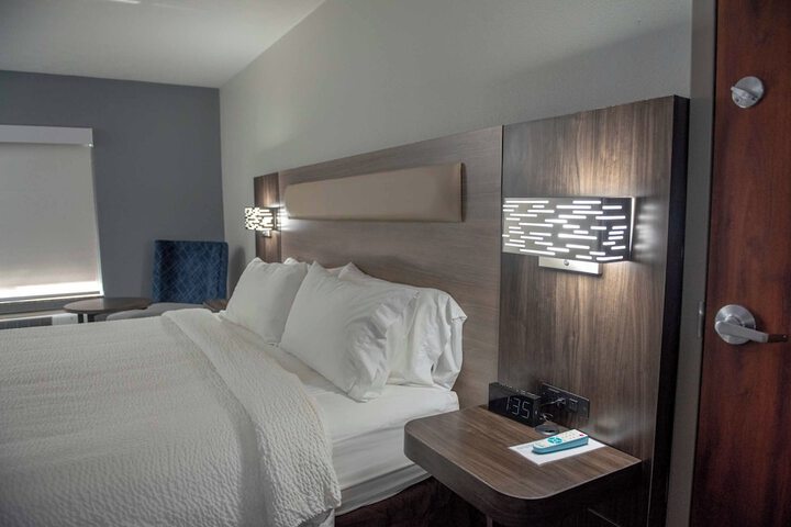 1 King Bed Accessible (17 of 28)
