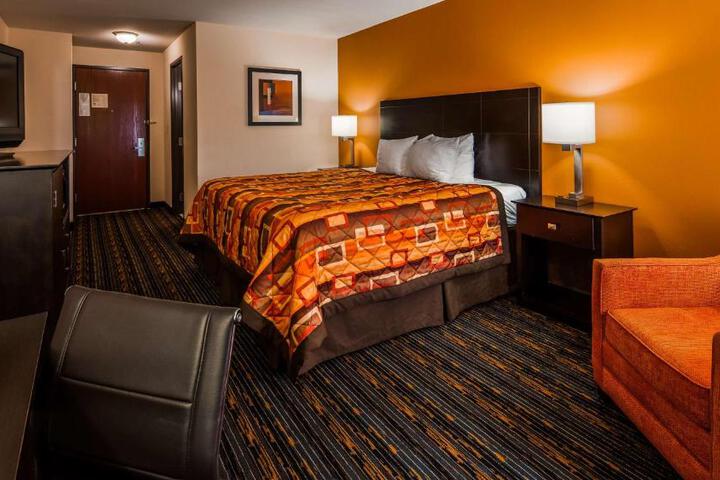 1 King Bed High Speed Internet Accessible Microwave and Refrigerator Work Desk Full Breakfast (2 of 14)
