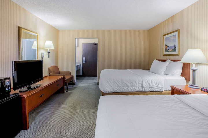 1 King Bed (2 of 11)