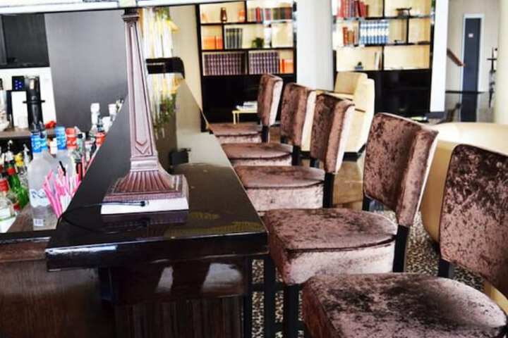 Lounge 48 of 54