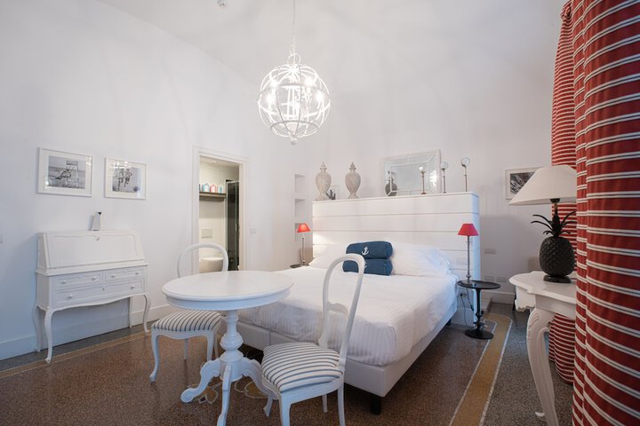 Room 4 of 89