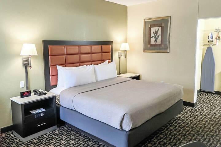 1 King Bed High Floor (4 of 6)