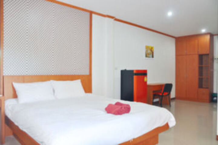 Room 6 of 9