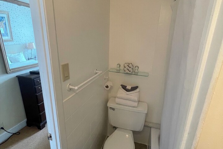 Room 102 of 125