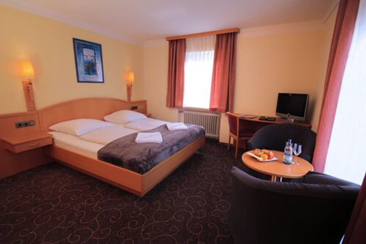 Room 6 of 25