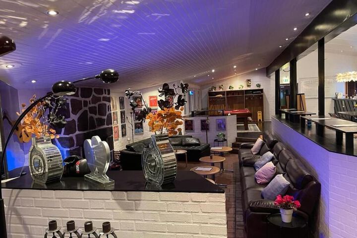 Lounge 62 of 77