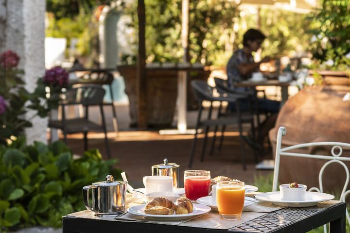 Breakfast/Coffee Service 100 of 152