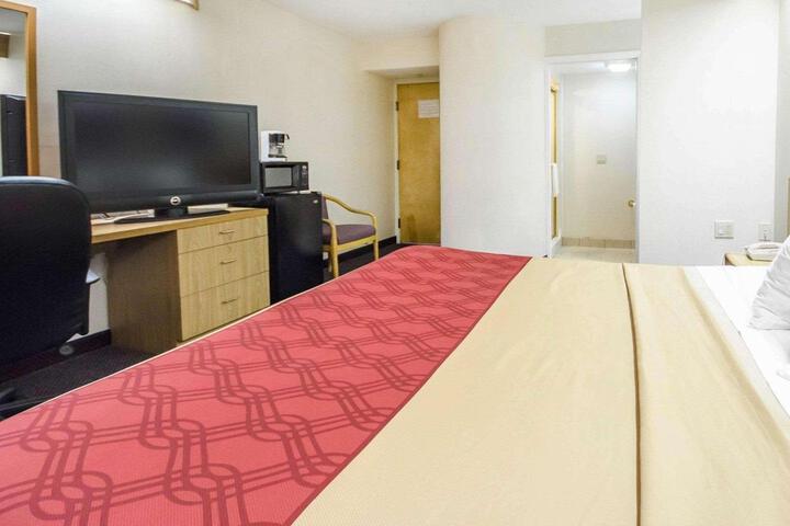1 King Bed (4 of 10)