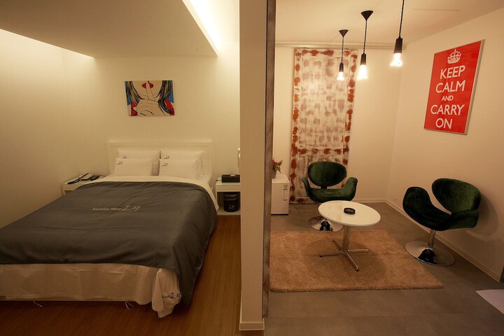 Room 2 of 40