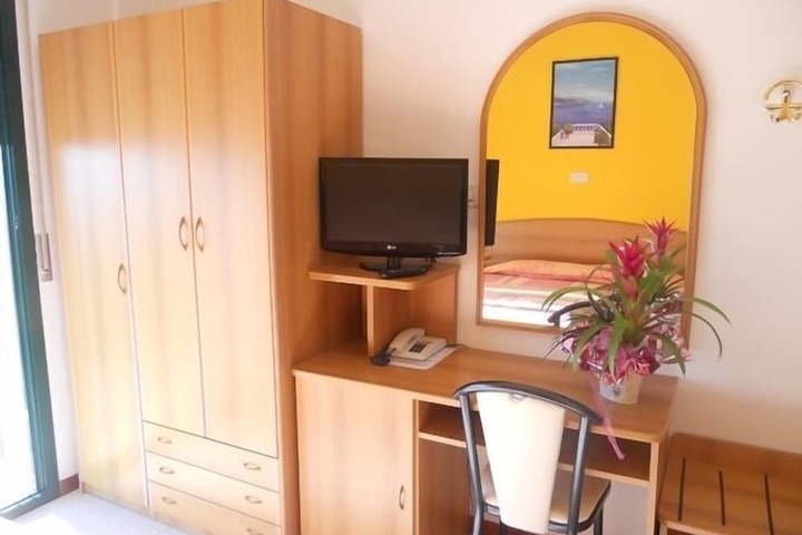 Room 15 of 35