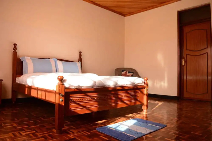 Room 4 of 16