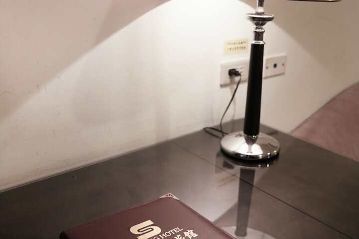 Room 13 of 35
