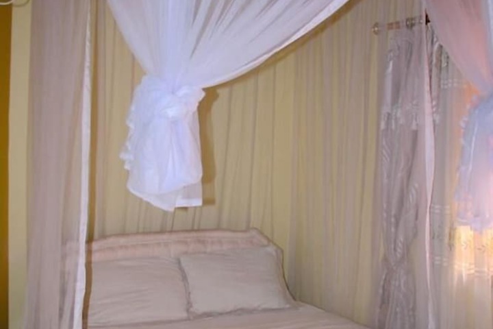 Room 4 of 10