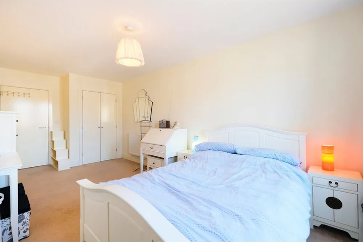 Cosy Modern 1BR Kilburn Flat for 4