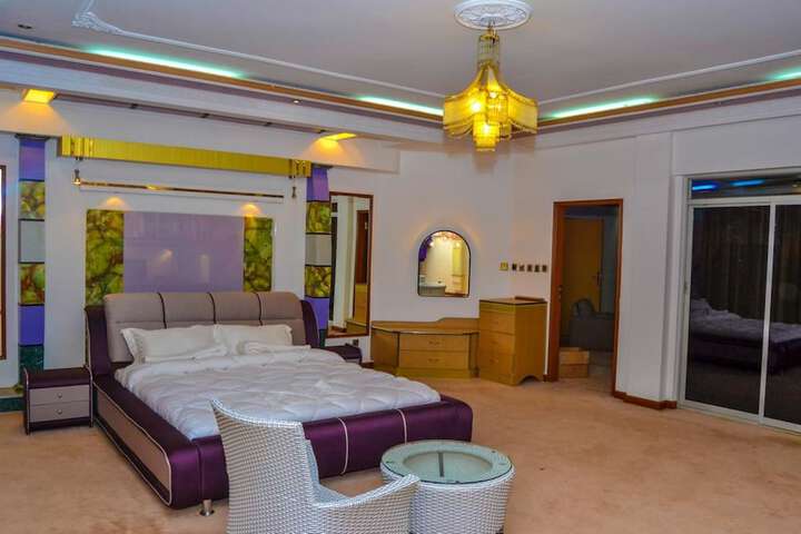 Room 11 of 25