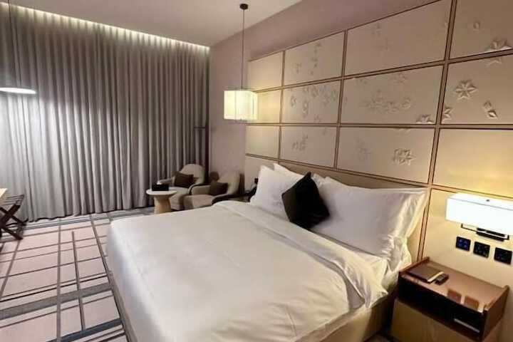 Room 4 of 32