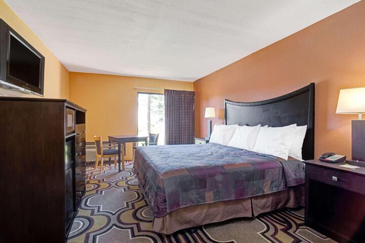 1 King Bed (4 of 9)