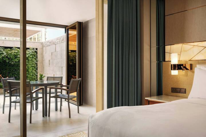Room 17 of 60