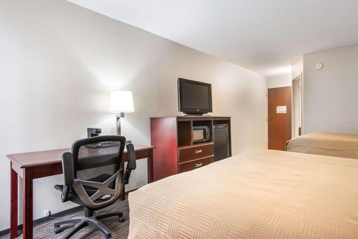 1 Queen Bed (10 of 16)