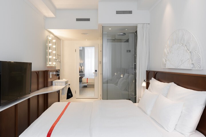 Room 4 of 77