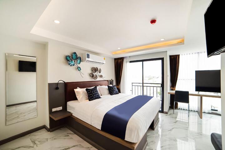 Room 5 of 9