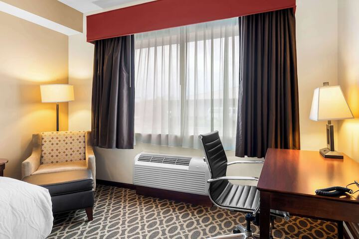 2 Queen Beds Introm Busns High Speed Iron Continental Breakfast (8 of 11)