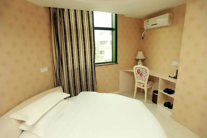 Room 4 of 10