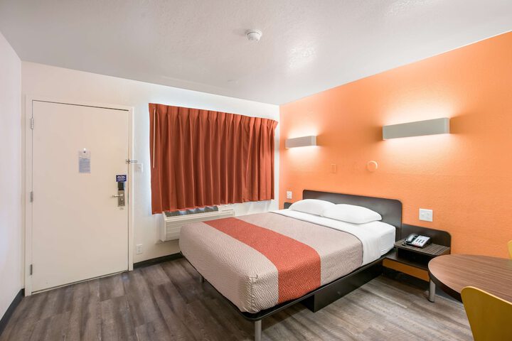 1 Queen Bed (10 of 16)