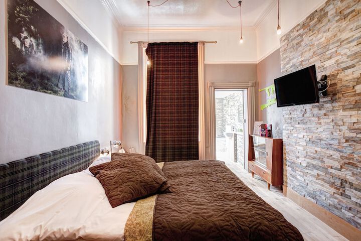 Room 5 of 272