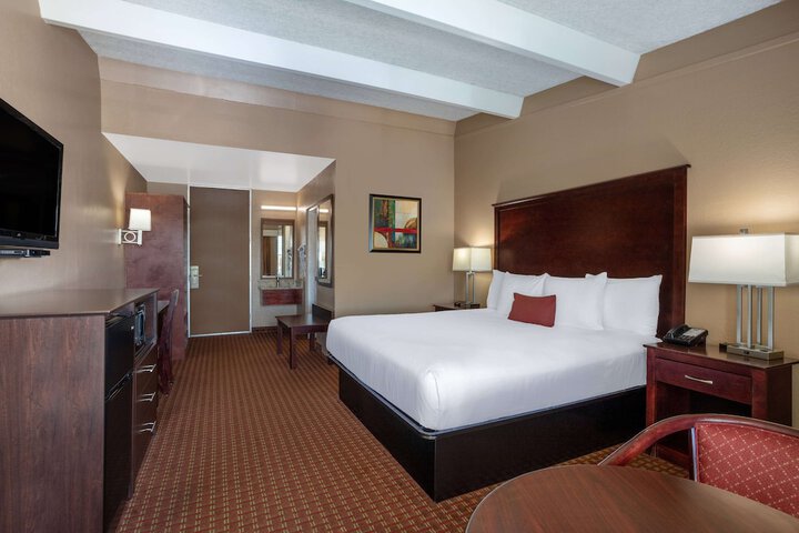 1 King Bed (9 of 10)
