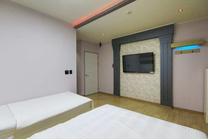 Room 12 of 33