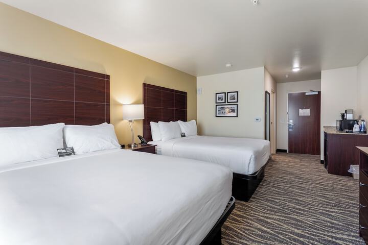 Quadruple Accessible Queen Size Bed (5 of 16)