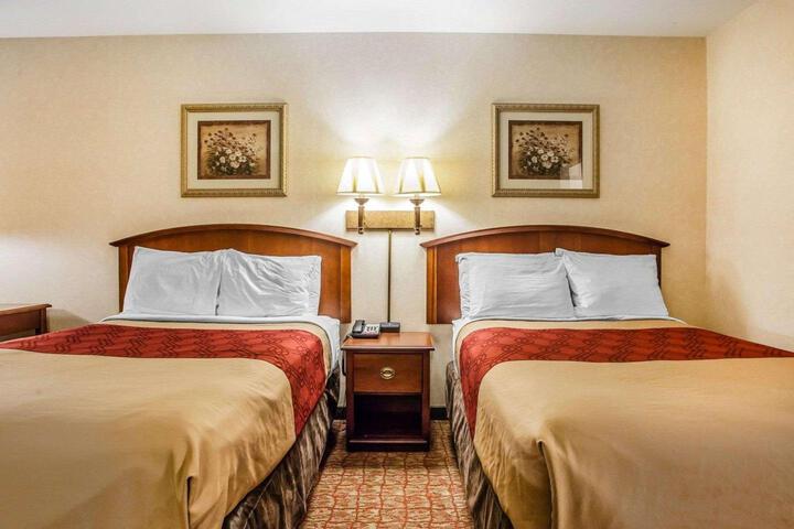 2 Double Beds (7 of 10)